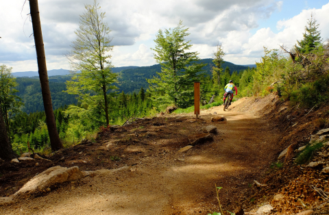 Bikeři sjedou z Tanvaldského Špičáku